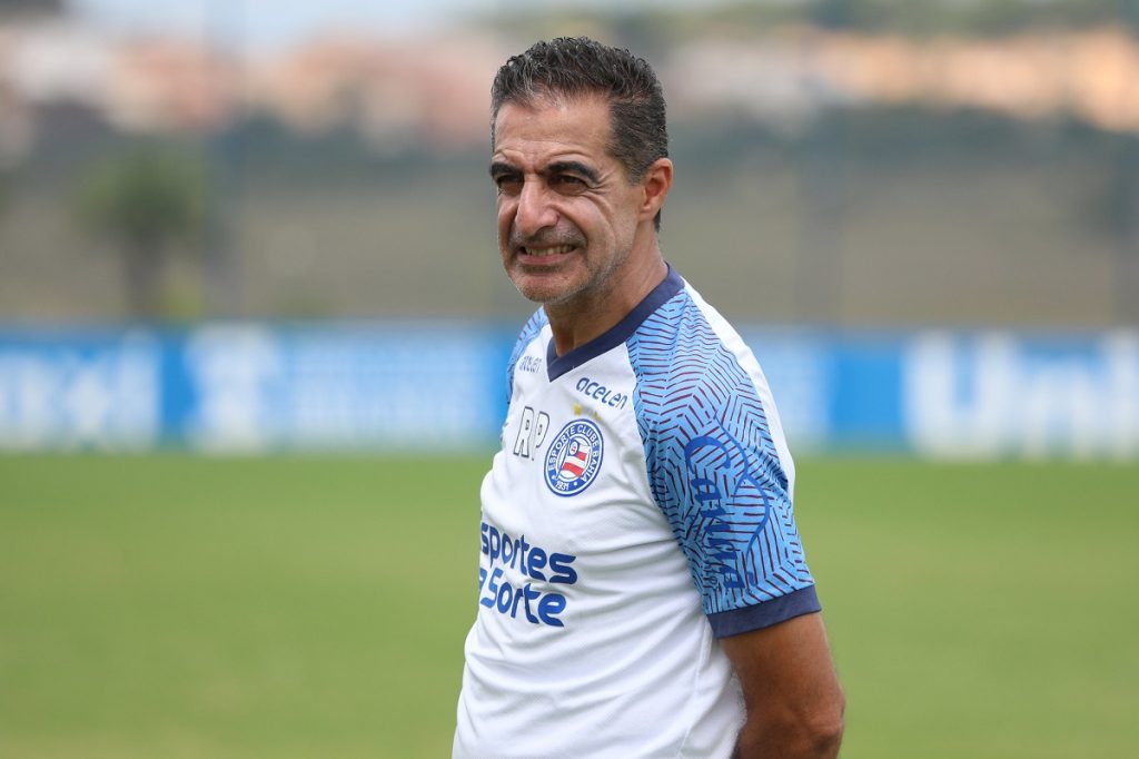 Técnico do Bahia, Renato Paiva realiza mais um treino tático, ajustando a defesa para decisão contra o Vasco