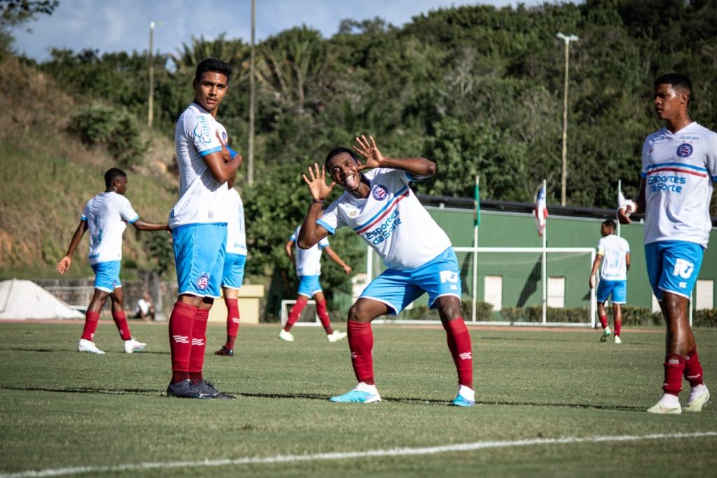 Sub-20 do Bahia vence CSA mais uma vez, em Pituaçu, e garante classificação para semifinal da Copa do Brasil da categoria. O próximo adversário será o Grêmio. Jovem meia comemora resultado