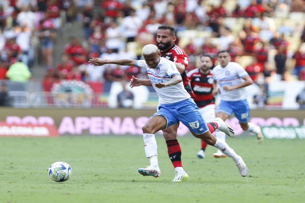 Com apito amigo, Flamengo vence o Bahia no Maracanã por 1 a 0. Resultado negativo mantém o Esquadrão na zona de rebaixamento