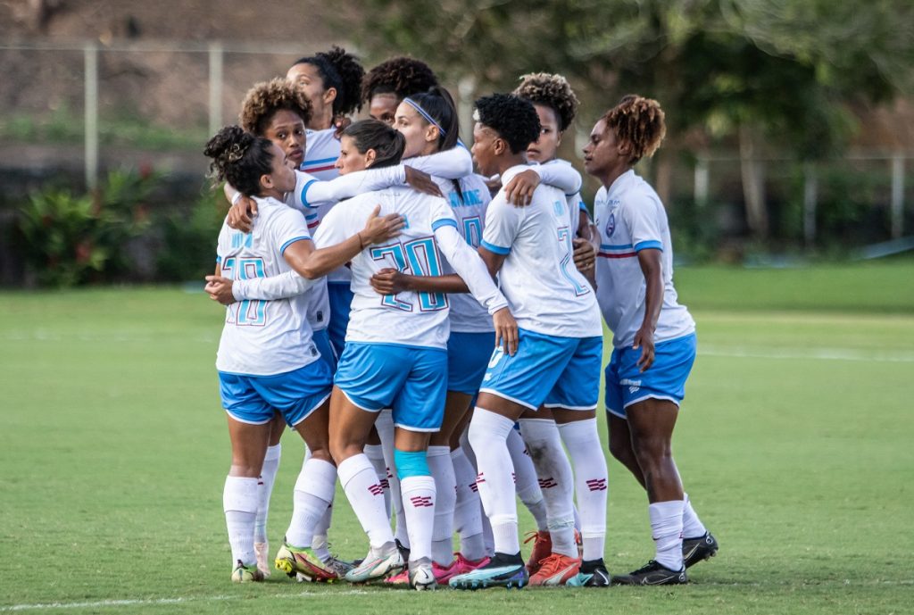 De forma invicta, as Mulheres de Aço do Bahia são tetracampeãs baianas de futebol feminino. Em Pituaçu, o Bahia empatou sem gols no clássico com o Vitória e faturou o título