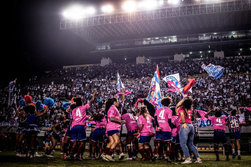 Jogadoras do Bahia celebram tetra do Baianão Feminino diante de 4 mil tricolores presentes em Pituaçu