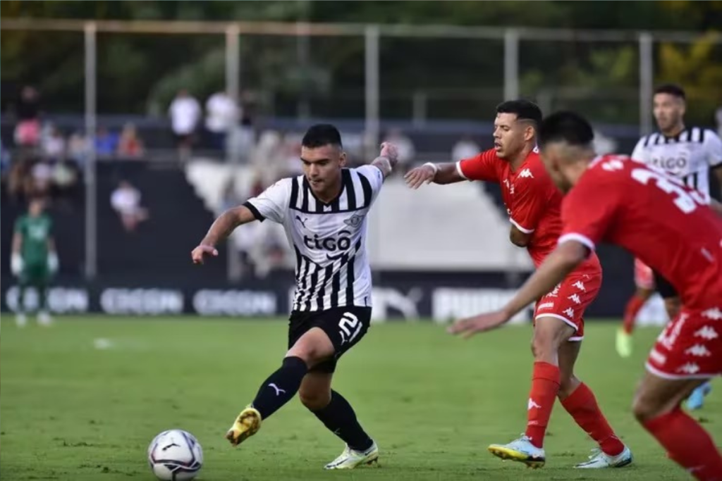 Meia paraguaio do Libertad interessa ao Bahia para temporada 2024; diz jornalista