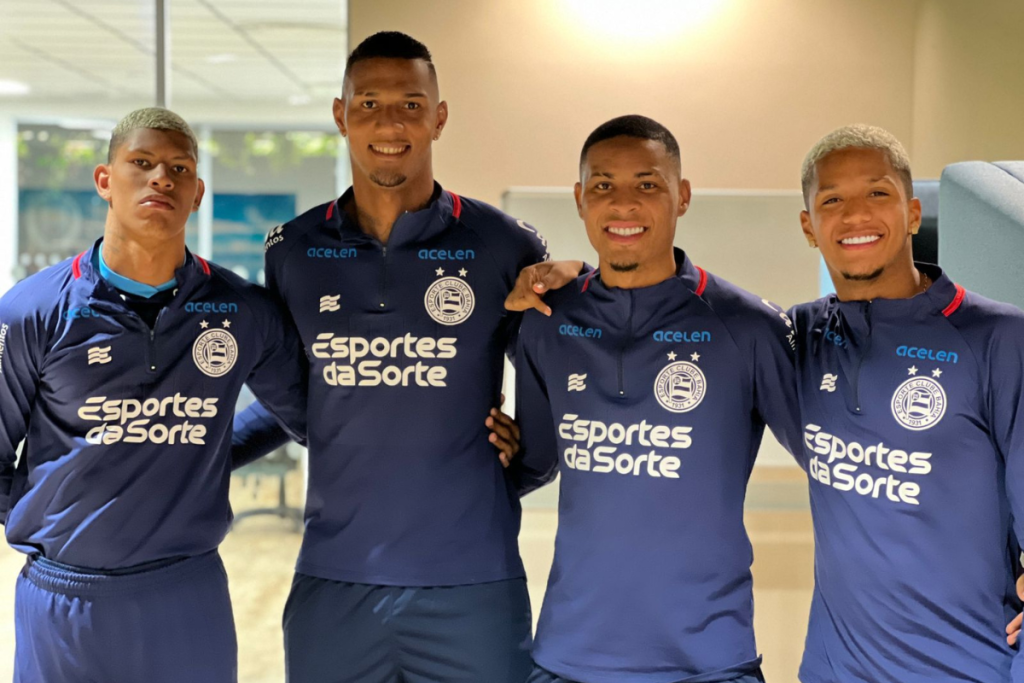 Jogadores do Bahia retornam para Salvador e vão reforçar elenco para estreia do Baianão 2024
