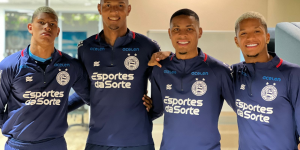 Jogadores do Bahia retornam para Salvador e vão reforçar elenco para estreia do Baianão 2024