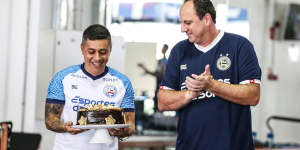 Ceni faz aniversário de 51 anos no Bahia. Treinador ganhou bolo e camisas especiais do elenco